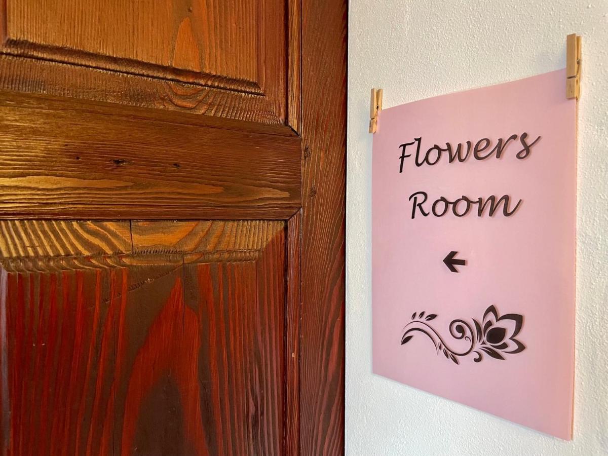 1912 - Flowers Room - Budget For Young Locarno Extérieur photo
